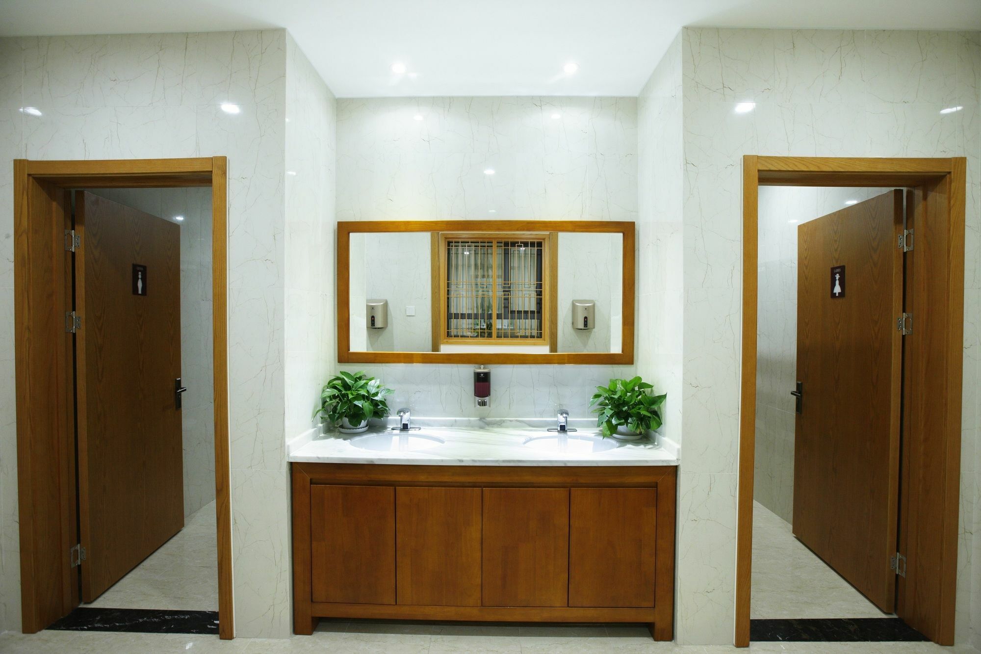 Beijing Dongdan Hotel Near Wangfujing Street,Tian'Anmen Square,The Forbidden City,Free Self-Service Laundry Room מראה חיצוני תמונה
